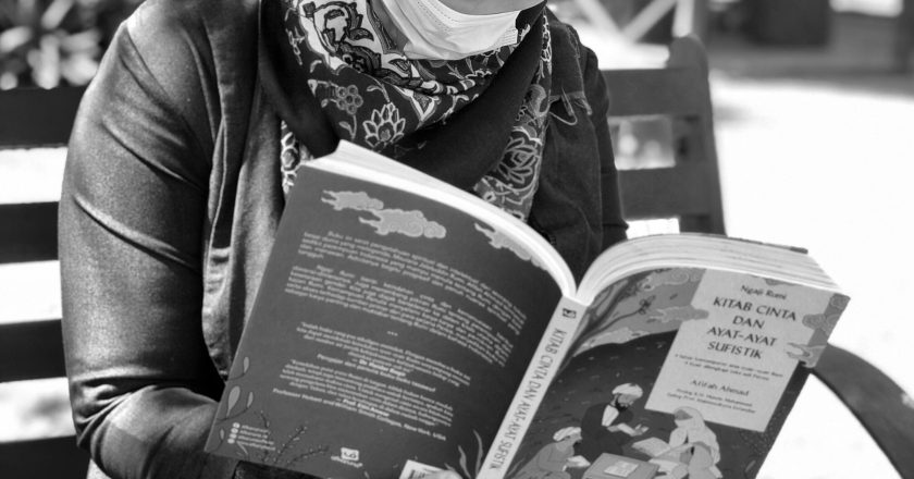 Ngaji Rumi: Dialog Seorang Perempuan dengan Kacang Polong